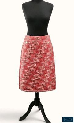 une jupe rouge posée sur un présentoir à mannequin, avec un haut noir