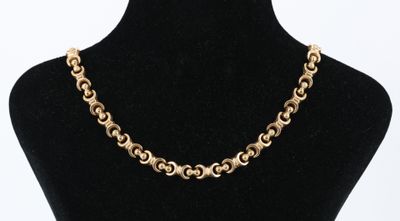 un collier à chaîne en or sur un mannequin mannequin mannequin mannequin mannequin mannequin mannequin mannequin mannequin mannequin