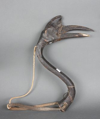 une vieille paire de pinces posée sur une surface grise, avec une corde