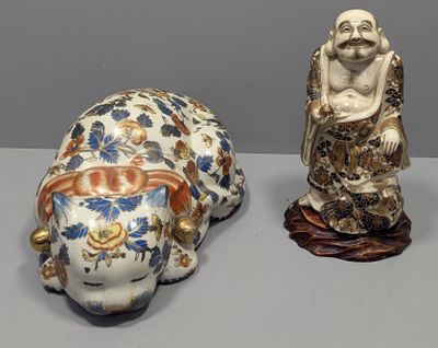 deux figurines assises l'une à côté de l'autre sur une table