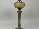 une lampe à l'ancienne avec un pied en métal et un abat-jour en verre