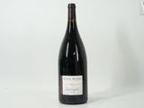 une bouteille de vin posée sur une table