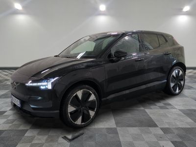 Le nouveau SUV Volvo est garé sur un sol à damier.