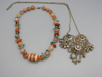 Pendentif ajouré en forme de cœur en métal et pierres.