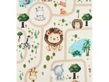 un tapis blanc orné d'animaux et d'arbres