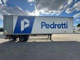 un camion semi-remorque garé dans un parking