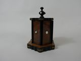une petite horloge posée sur une table