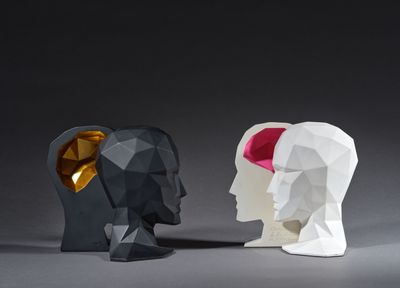 deux sculptures en papier représentant un homme et une femme se faisant face