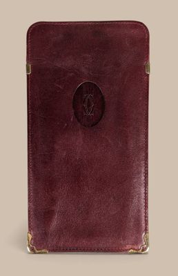 CARTIER Étui à lunettes en cuir lisse bordeaux.