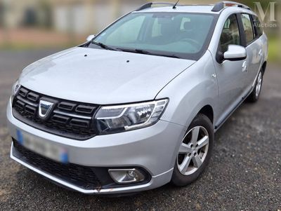 une photo d'une Dacia argentée garée sur un parking