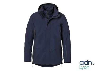 une veste pour homme avec une capuche et des fermetures éclair