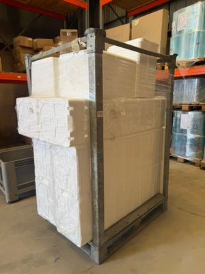 une grande pile de cartons sur une palette dans un entrepôt