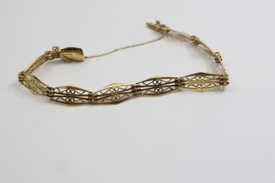 un bracelet en or au motif très travaillé sur fond blanc