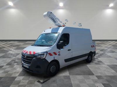une photo d'une camionnette blanche équipée d'une grue sur le toit