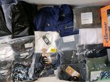 une boîte remplie de vêtements pour homme et une paire de ciseaux