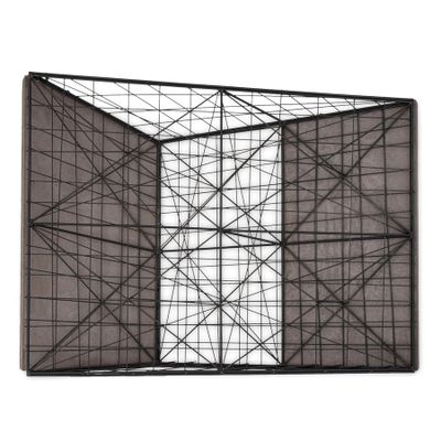 une image représentant une photo en noir et blanc d'une structure métallique
