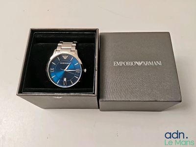 une montre qui se trouve dans une boîte sur une table