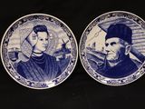 deux assiettes bleues et blanches ornées de portraits d'hommes et de femmes
