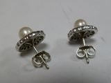 deux paires de boucles d'oreilles en perles et en argent posées sur un fond blanc