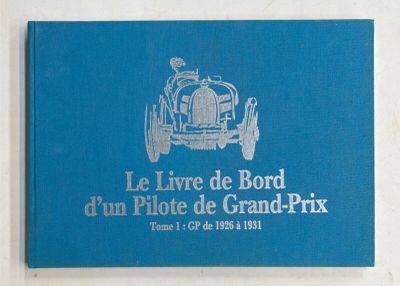 un livre bleu sur lequel figure l'image d'une voiture