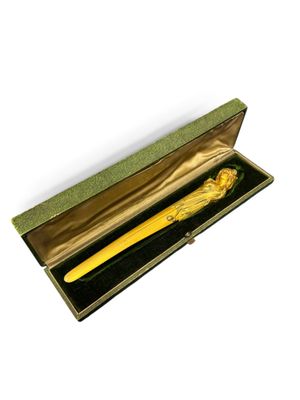 stylo plaqué or présenté dans un coffret doublé de velours vert