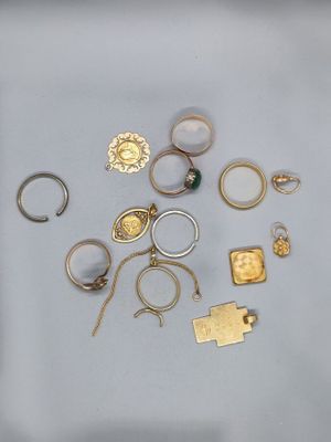 beaucoup de bagues en or et d'autres bijoux sur la table