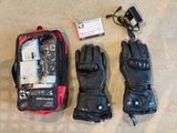 une paire de gants et un sac de voyage posés par terre