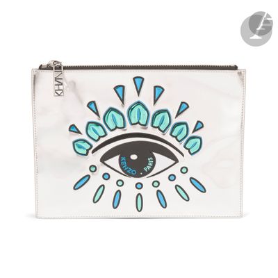 une pochette blanche ornée d'un œil bleu