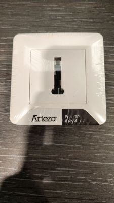 une assiette blanche sur laquelle figure un logo en noir et blanc