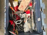 un bac rempli d'objets divers posé par terre