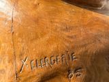 un gros plan sur une statue en bois représentant un chien