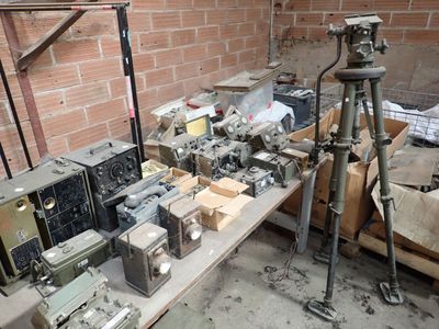 beaucoup d'appareils électroniques anciens posés sur une table dans une pièce
