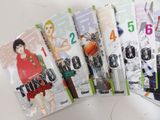 un grand nombre de livres posés sur une table