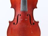 un vieux violon suspendu à une ficelle sur un fond blanc