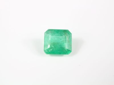une émeraude verte sur fond blanc