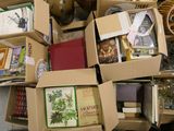 de nombreux cartons de livres empilés les uns sur les autres