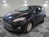une photo d'une ford fiesta noire garée sur un sol en damier