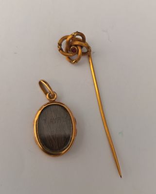 un gros plan d'un objet plaqué or orné d'une pierre noire