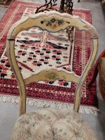 Chaise en bois laqué, assise à capitons (manques à la laque)… (photo 2)
