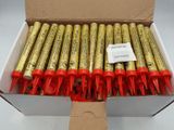 une boîte contenant des bâtons de feux d'artifice dorés et rouges