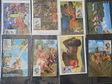 de nombreuses cartes exposées sur la table