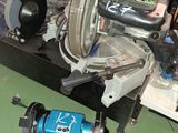 de nombreux outils posés sur une table