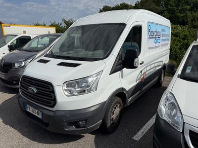 une camionnette blanche garée dans un parking à côté d'autres camionnettes