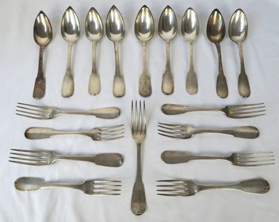 un grand nombre de cuillères et de fourchettes disposées sur une table