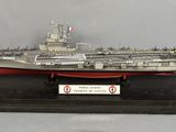 une image représentant la maquette d'un grand porte-avions