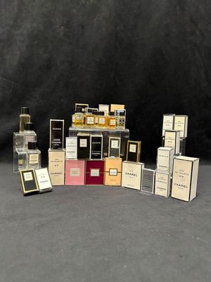 de nombreux types différents de flacons et de coffrets de parfum sur la table