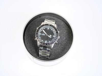 une montre qui se trouve dans une boîte sur une table