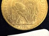 une image représentant une pièce d'or avec un petit bout de papier à côté
