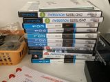 une pile de DVD posée sur un bureau, à côté d'un ordinateur portable