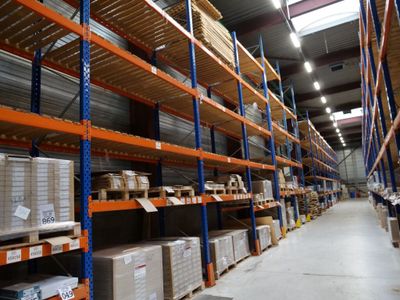 des rayonnages dans un entrepôt rempli d'une multitude de cartons